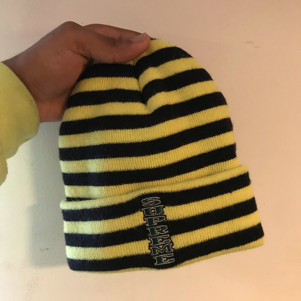 SUPREME VERTICAL LOGO STRIPED BEANIE.